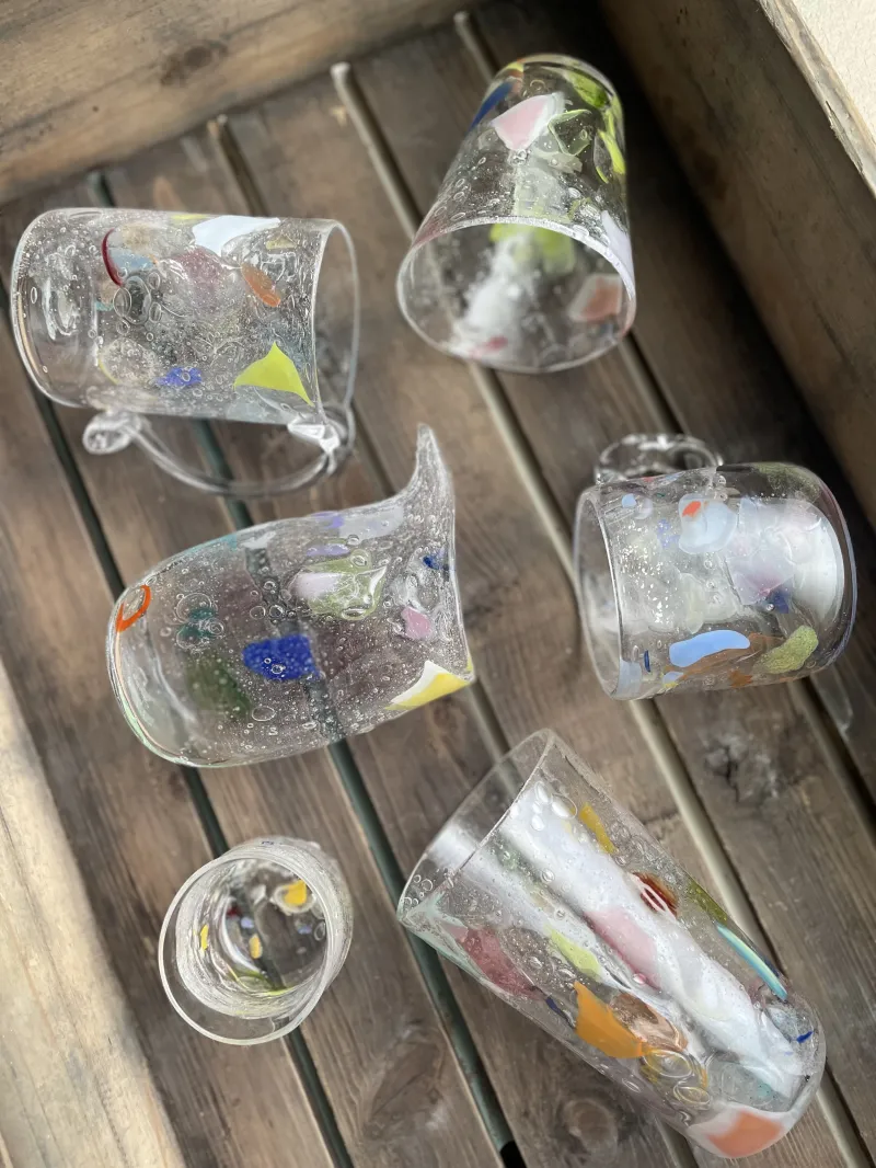 色ガラスの端材を使って作ったアップサイクルのグラスです。