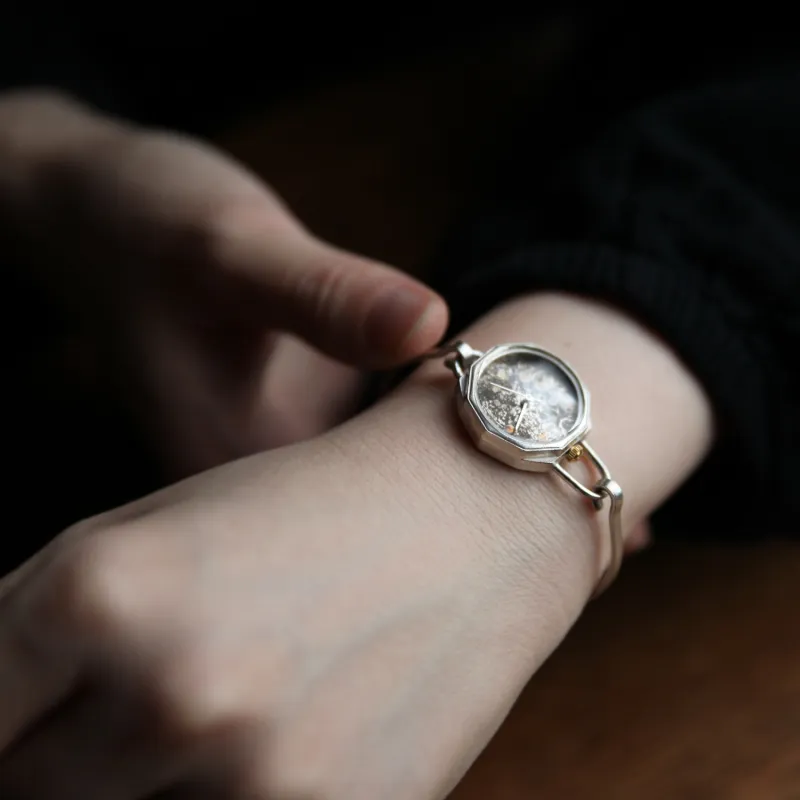 表情豊かな文字盤に華やかな10角シルバーフレームが好相性。