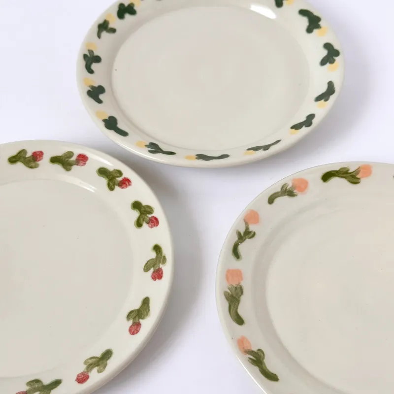 お花を散りばめた約15cmのお皿です。
お花だけではなく、葉っぱ柄や単色もご用意する予定です。