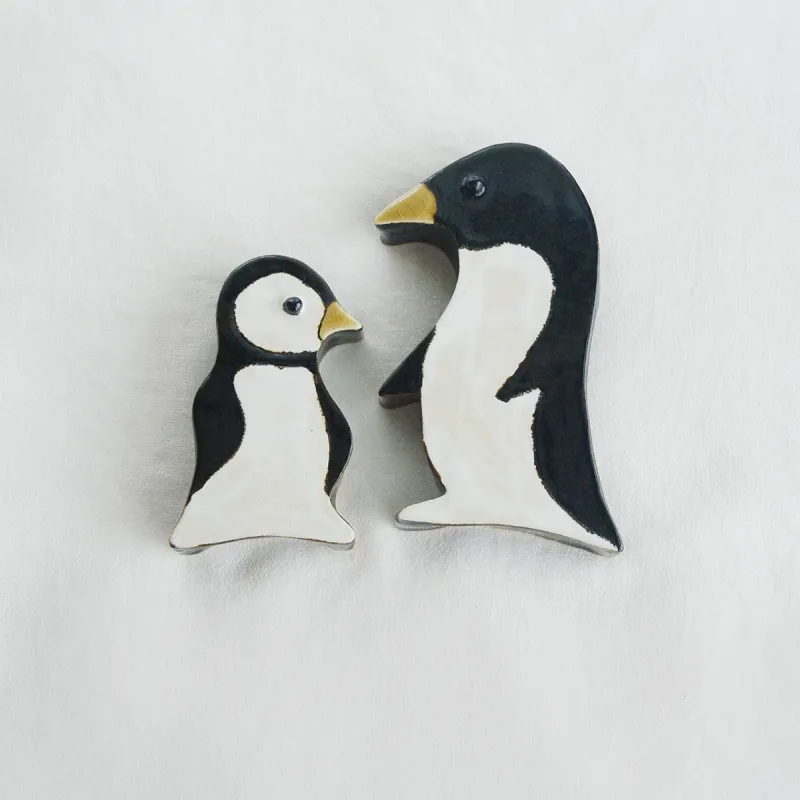 ペンギン親子の陶版作品。