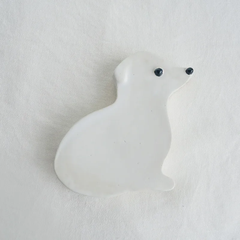 白い犬の陶版作品。