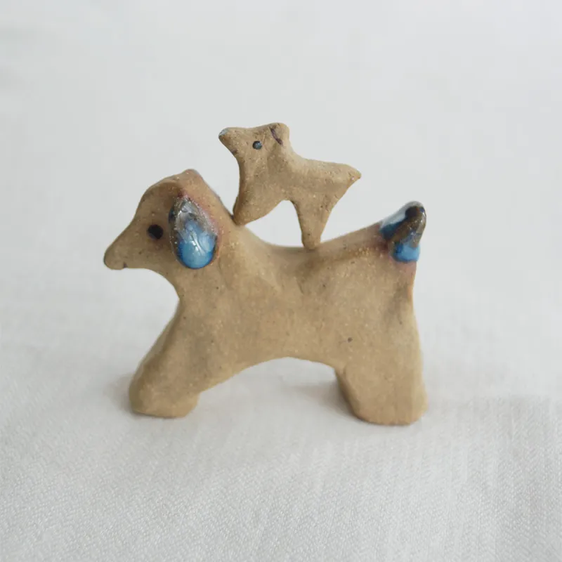 犬の陶器で作った人形作品。小さな犬とセットです。