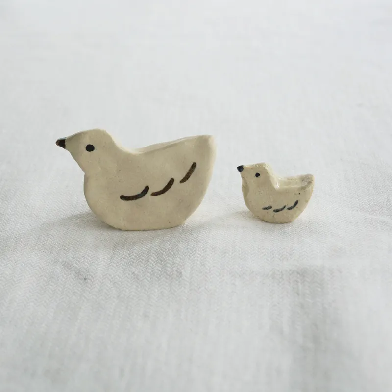 陶器で作った鳥の親子。