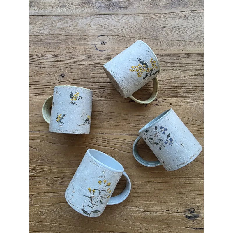 野の花やブルーベリーなどが描かれたマグカップで、コーヒーや紅茶を飲むのにピッタリなサイズです。