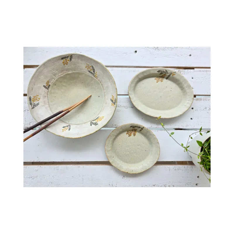 薄い黄色の釉薬の色がミモザの絵と
よく似合う器です。