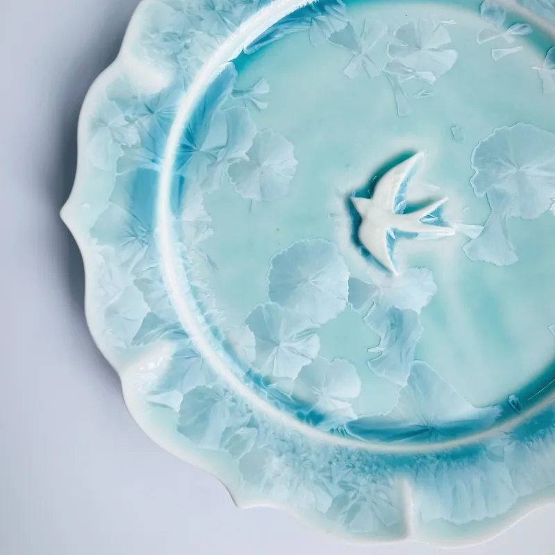 凛花ツバメ皿。雪原や新緑の森、氷の張った湖の上を嬉しそうに飛んでいるツバメをイメージした器です。