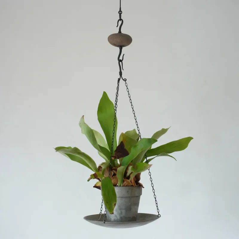 石のフックとアルミの吊り皿
植物や蝋燭、蚊取り線香などもよいかもしれません