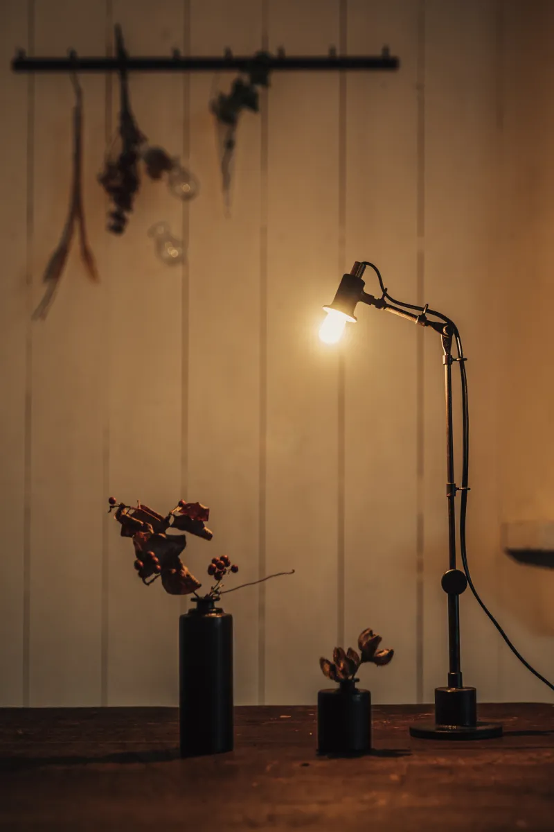 スタンドランプと花器
鉄の花器は生花用にガラスの落としが付いています