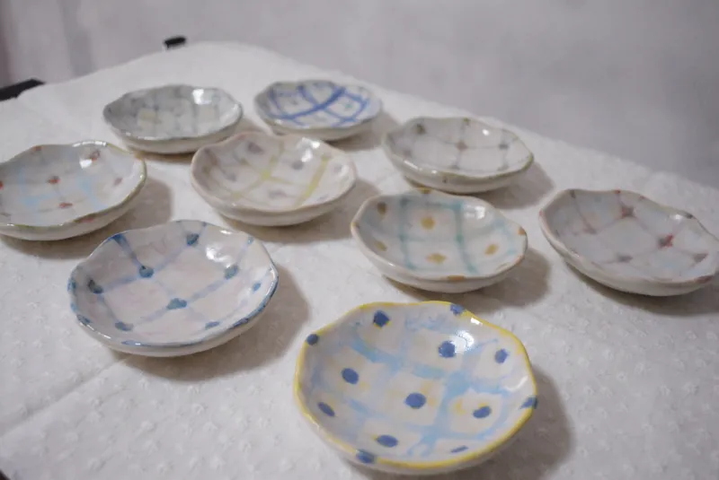 チェックと水玉柄の小皿。アクセサリーやお菓子入れに。