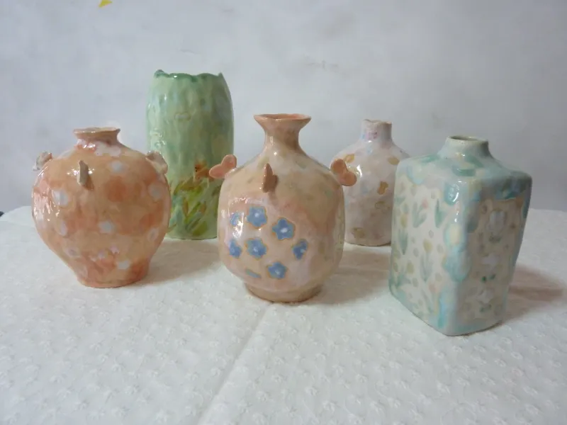 カラフルな色土と釉薬による一輪挿し。