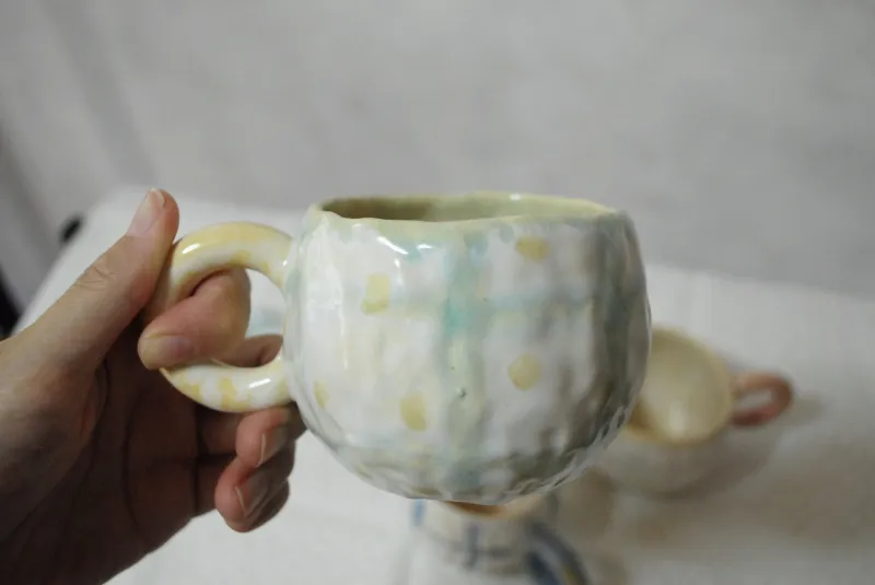 チェックと水玉柄のマグカップ。丸みのある形で、カフェオレやホットミルクが合いそうです。もちろんコーヒーや紅茶にも！
