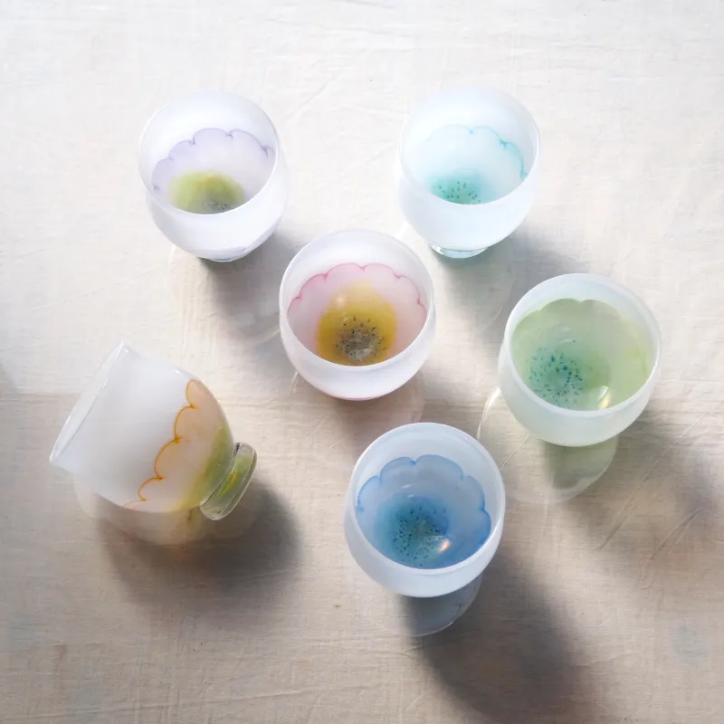 「ぽんぽんダリアの冷酒グラス」カラフルでかわいらしい花模様のうつわです。冷酒に合うよう小ぶりなサイズで。
