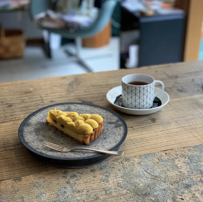 生クリームやバニラを合わせたさつまいものしっとり生地に、ラムとシナモンが優しく香るタルトです。
