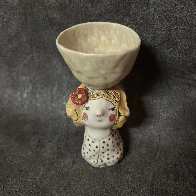 磁器土で作った人形のカップ　本田あつみ