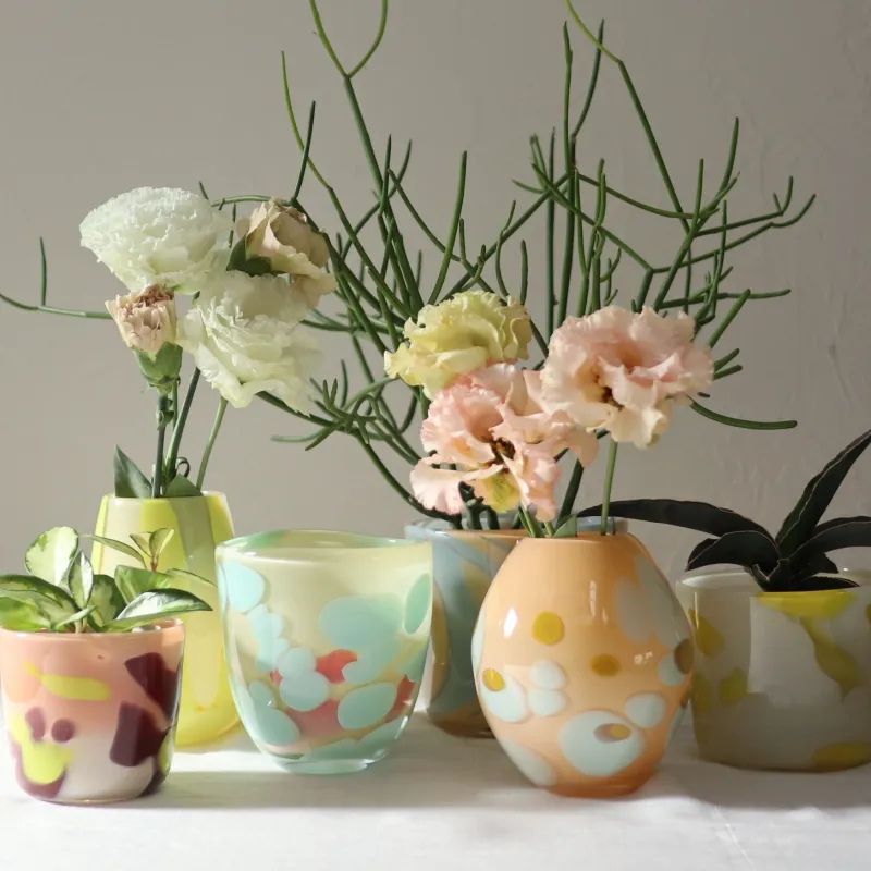 「Pieces of colors vase」
色のかけらを集めた花器。