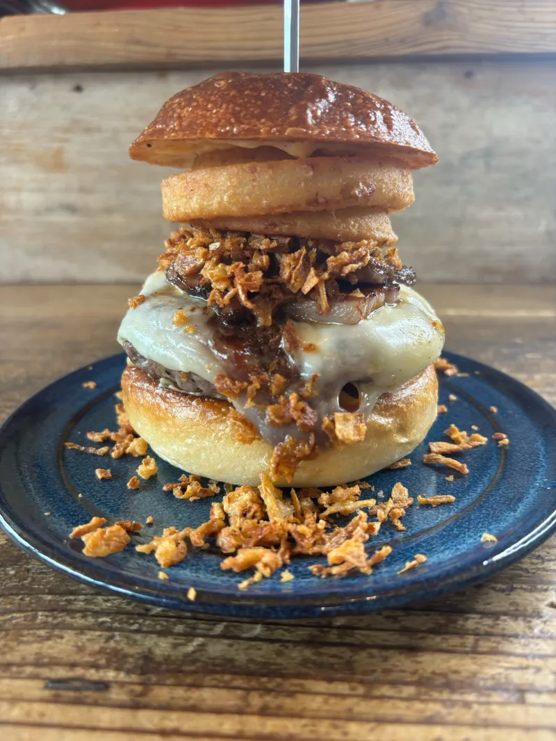 「テキサスバーガー」
自家製ベーコンとオニオンリングが決め手です！一度に色んな味を楽しめます！