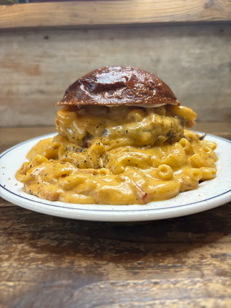 「マカロニチーズバーガー」
サイドメニューにおいているマカロニチーズとは違う味付けの、マカチーバーガーです！美味！