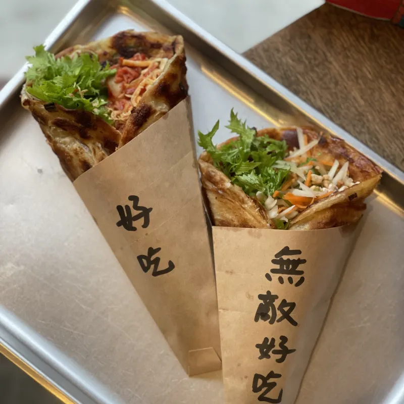 葱油餅ラップ
台湾屋台グルメの葱油餅にさっぱりの野菜、チキンなどの具材を詰めて、特製ソースをかけてオリジナル逸品です。