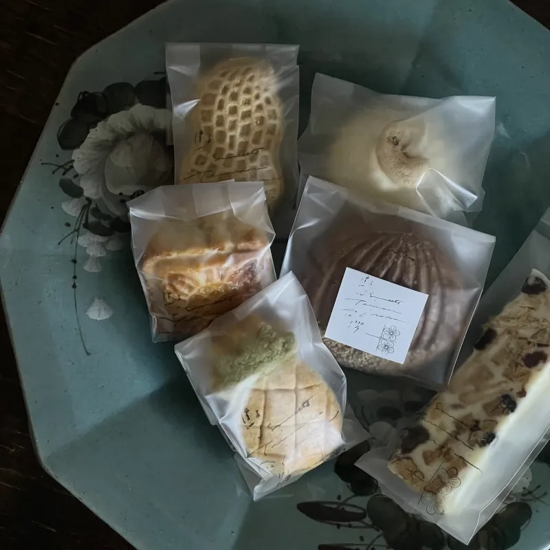 台湾焼き菓子
王道のパイナップルケーキのほかに一六八ならしか食べれない台湾焼き菓子もお届けします。