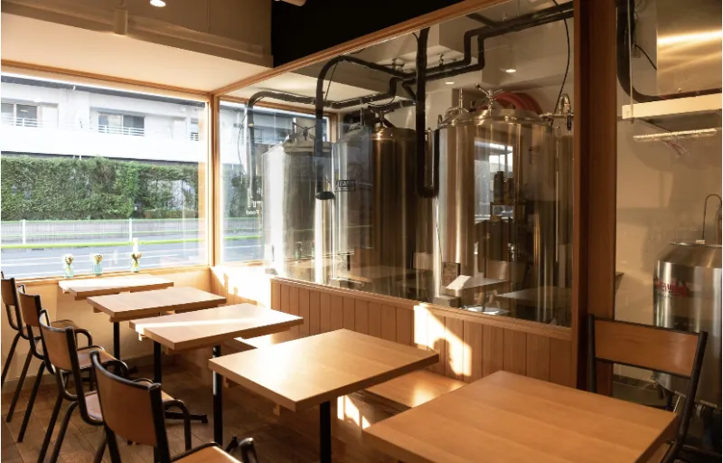 カフェのような内装のブルーパブ(飲食店併設型醸造所)でビールを作っています！