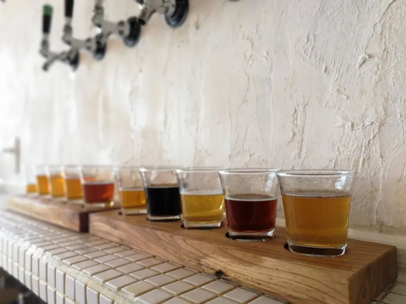 店内は常時12タップをご用意しております。全てのビールがグラウラーへの量り売り可能です。