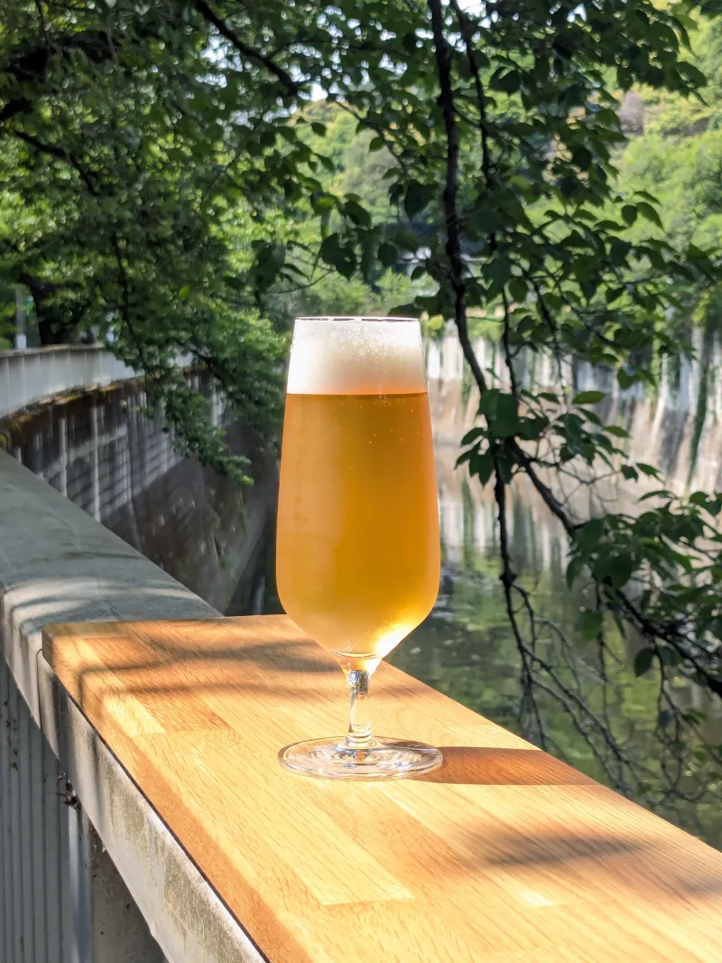 「浄瑠璃坂 Helles」透き通る黄金色。モルト由来の焼きたてのパンのような香り。苦み控えめで、さっぱりしたのど越し！