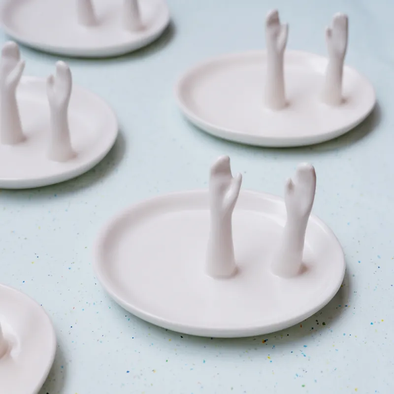 何十年後にアンティークマーケットに並んでいたらいいなと制作する、奇妙で美しいwhite porcelianシリーズ