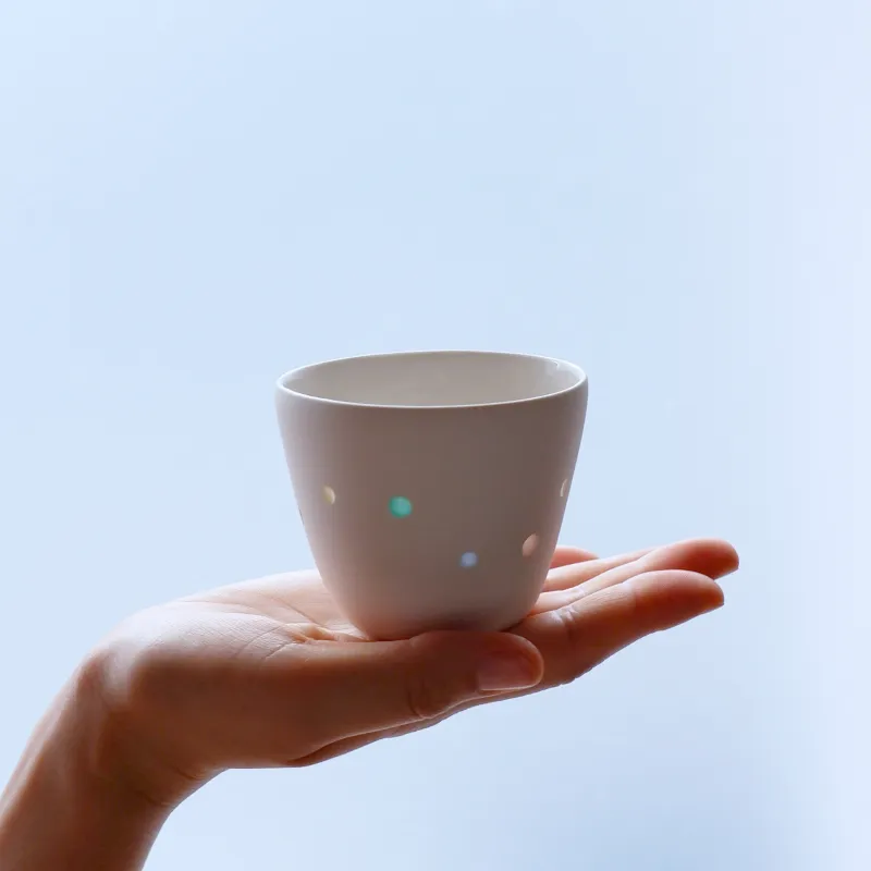 実物を手に持って日の光に透かしてもらいたい、カラフルな蛍手のabukuシリーズ