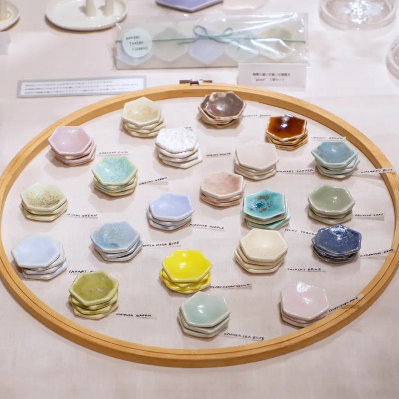 店頭でオリジナル釉薬から好きな色やテクスチャーを選んで自分だけのセットを作れるglasur箸置き5個セット