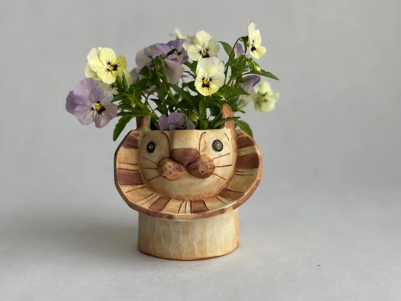 「ハナライオン」花を立髪に見立てて活けてほしい花器です。