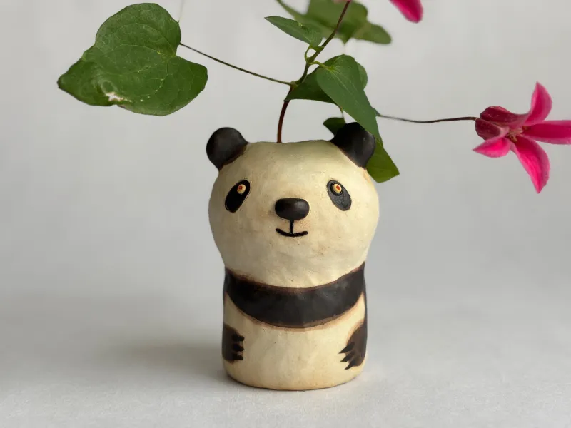 「パンダの花入」人気者のパンダを花器にしました。