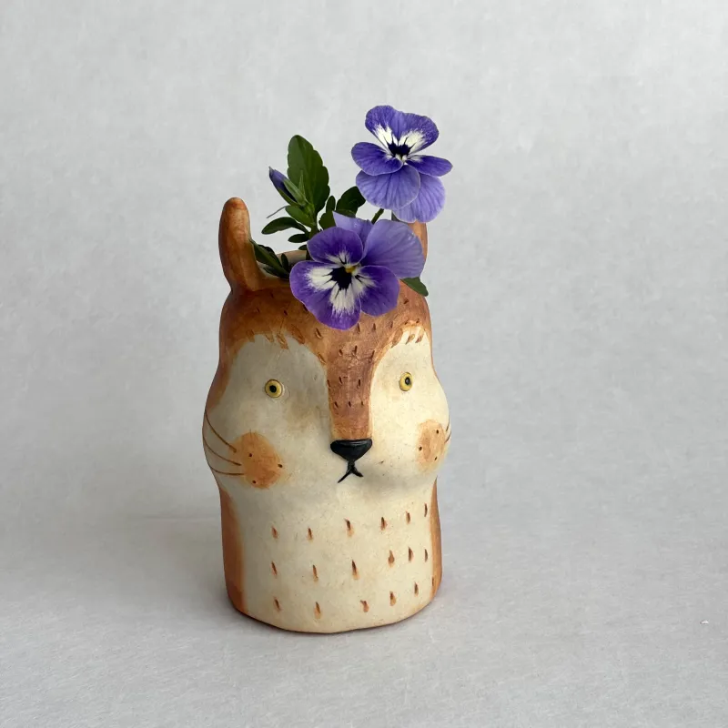 「リスの花入」ほっぺにいっぱい木の実を頬張ったリスを花器にしました。