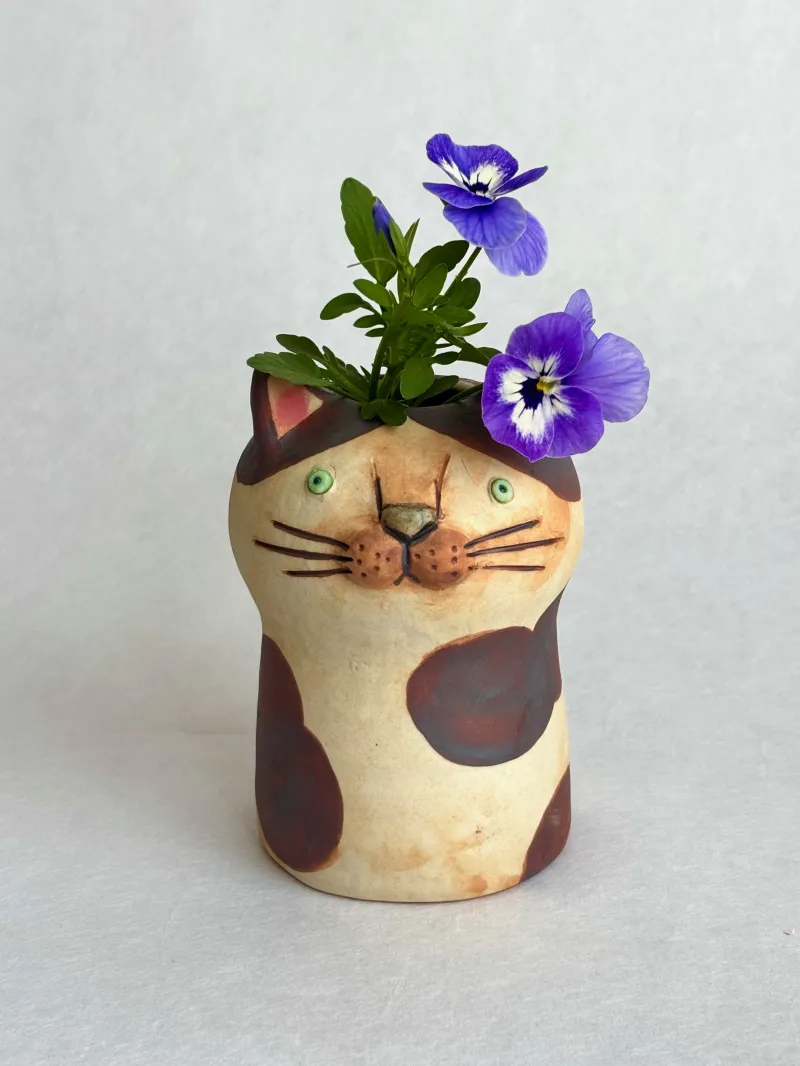 「ネコの花入」ネコはこの画像の他にも模様のバリエーションをいくつか作っています。