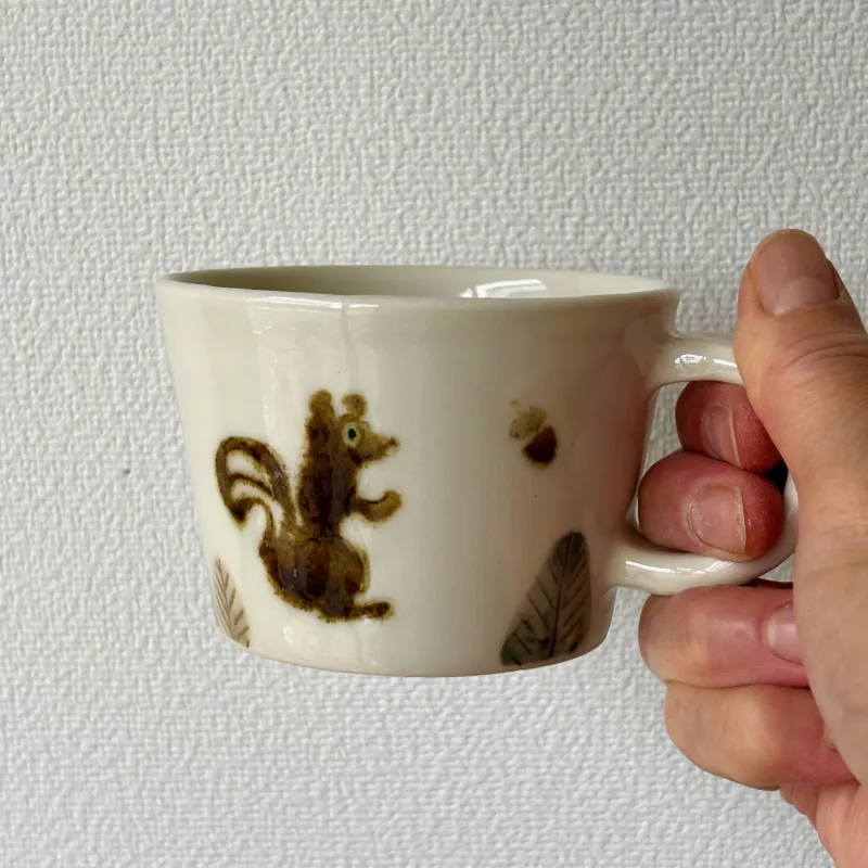 手付きカップ、森の動物などを絵付しています。