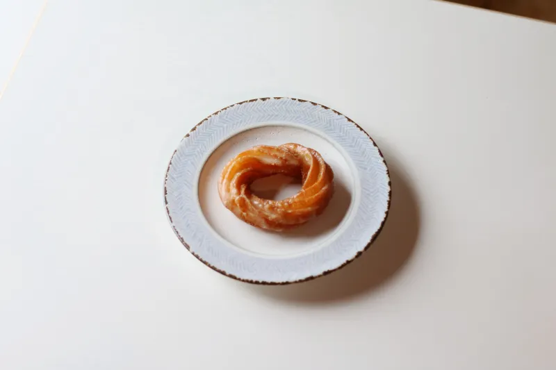 ケーキやおやつなど使いやすいサイズのプレート。リムの掻き落とし模様が、額縁のように料理を引き立てます。