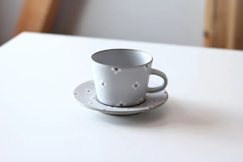 小花柄のカップ＆ソーサー。コーヒーにも紅茶にも。