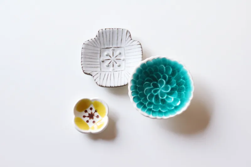 色絵のもの、マットな釉薬、たくさんの種類の豆皿や箸置きをご用意いたします。