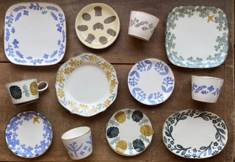 和紙染めで絵付けをした器たち。
身近な草花などがモチーフです。