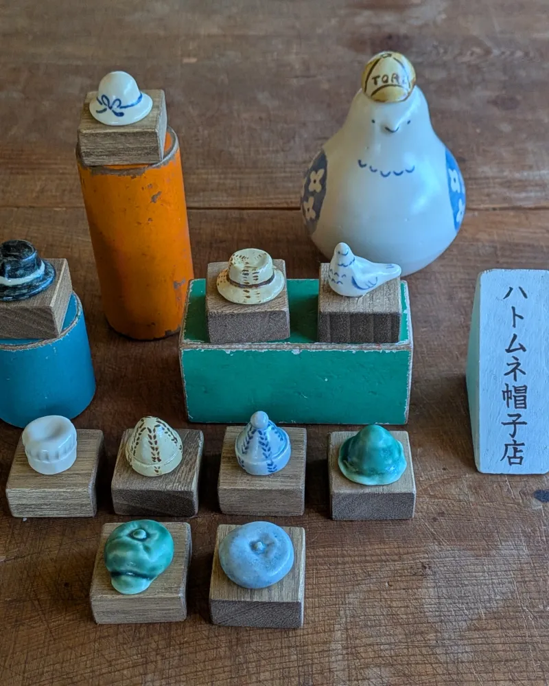 帽子の鳥（一輪挿し)
帽子は着せ替え可能なのでお気に入りのファッションをお楽しみください。