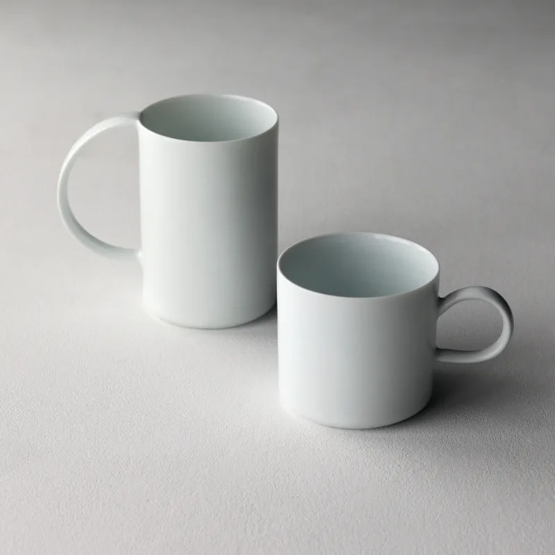 自然な曲線を描く持ち手が特徴のマグカップ。
アイスコーヒーにも、温かいコーヒーにも。毎日の一杯にそっと寄り添います。