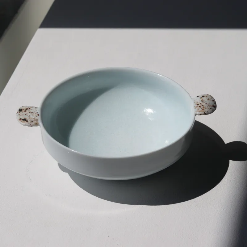 小石のような質感の持ち手をつけたボウル。
ヨーグルトやアイスクリーム、スープにもぴったりです。