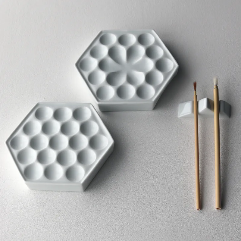 陶器のパレットと、小さな山の形をした筆置き。
絵を描く時間にも、机の上に小さな自然を。