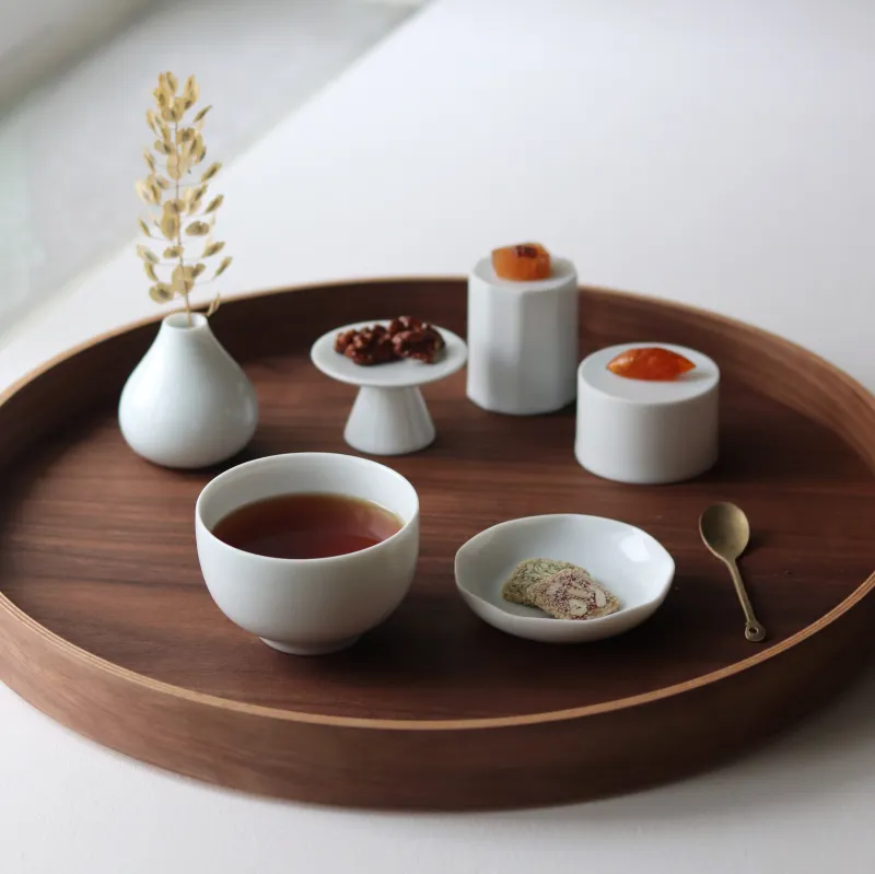 お菓子と一緒に楽しむ、一杯のお茶。
白磁の茶器と菓子皿で、いつものひと休みを少し特別に。