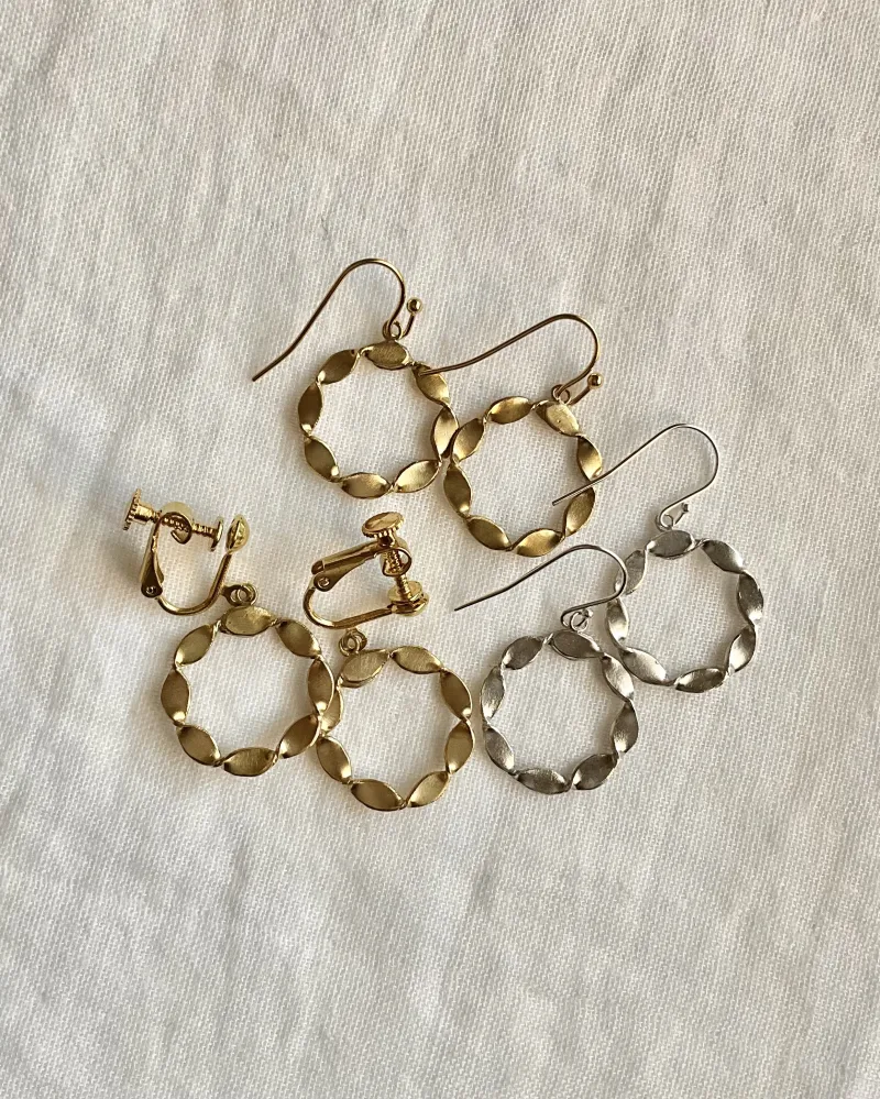 nejinejiピアス／イヤリング）nejinejiブローチを小さく縮小してつくったピアスとイヤリング。