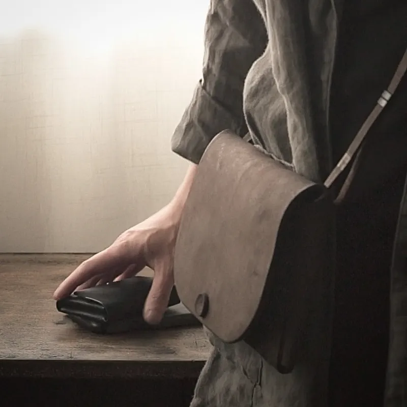 折財布とスマホが入るサイズ感のポシェット