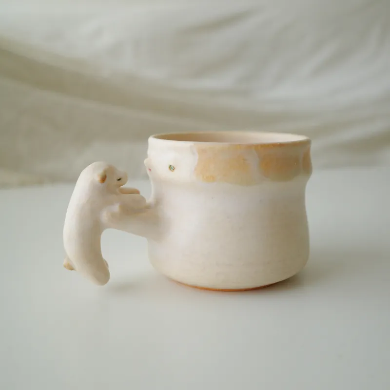 小さな子を抱きあげるhug MUG
