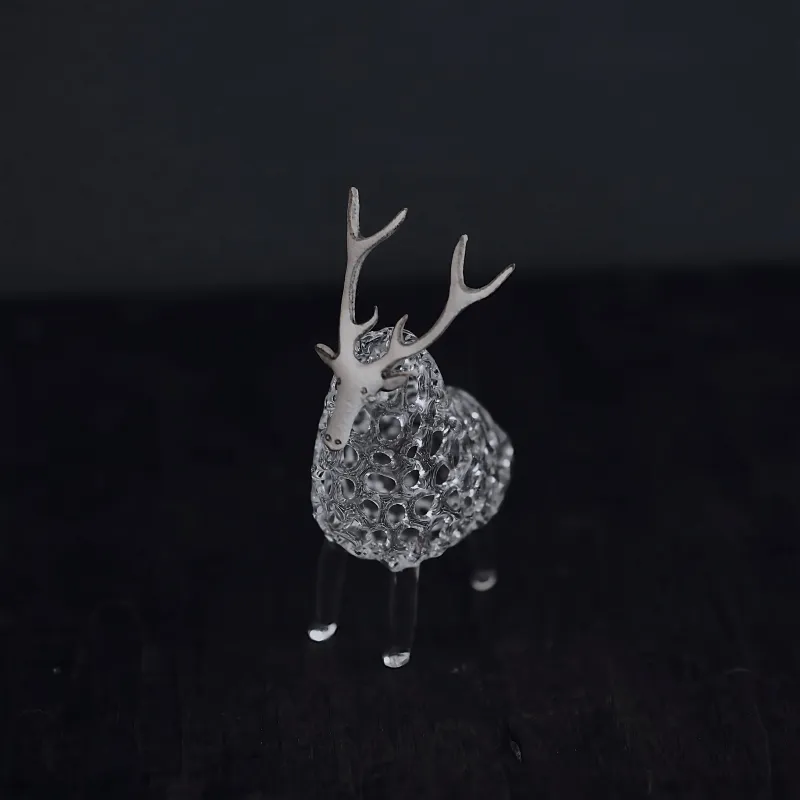「GLASSDEER MONSTER」体はガラス、頭は革製、鹿モチーフの小さなオブジェ作品