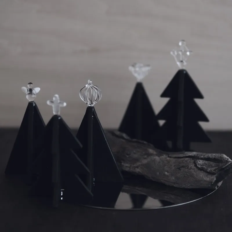 「JULGRAN/黒のツリー」トップがガラスで作られた、革の小さなツリー