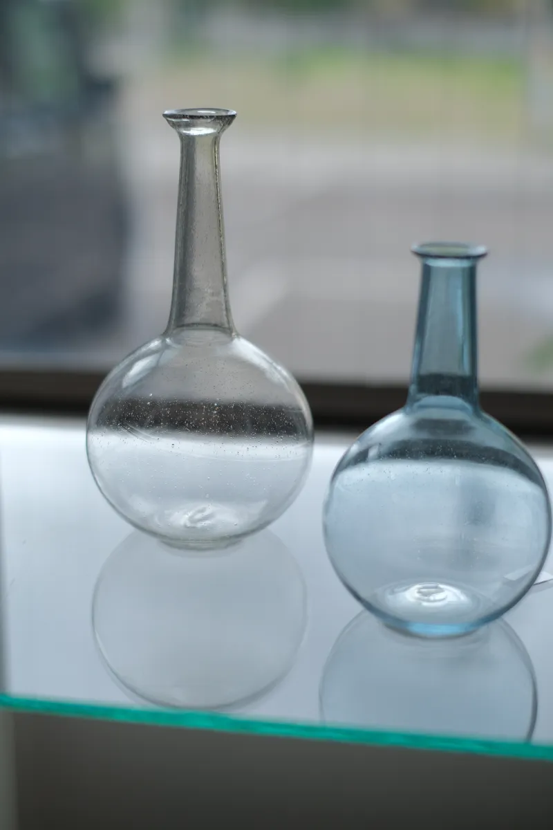 気泡や揺らぎを持つ、古い雰囲気を纏った器。