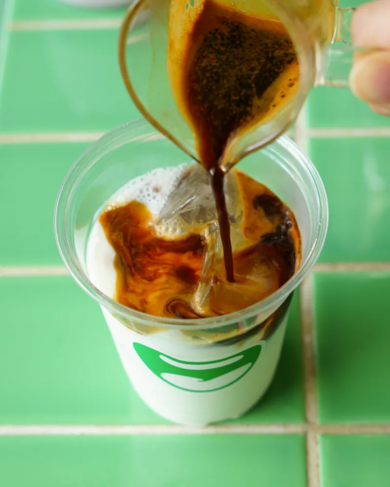 濃厚エスプレッソが注がれる、とろっとろなアイスカフェラテは絶品！